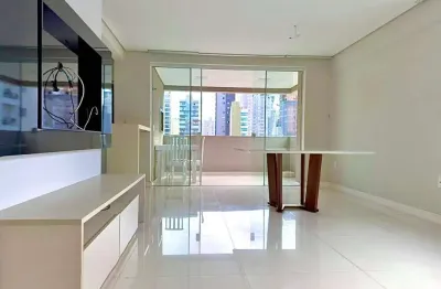 Apartamento único em meia praia | elevador privativo e vista parcial para o mar