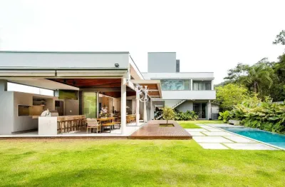 Casa de alto padrão em condomínio fechado a 300 metros do mar | totalmente mobiliada