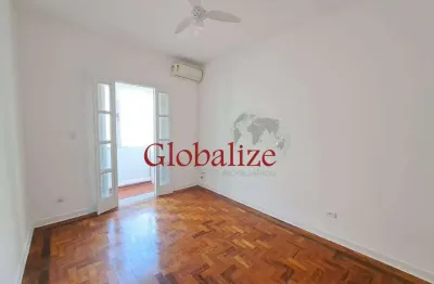 Apartamento à venda com 65m², 2 quartos, elevador, quadra da praia por R$429.000,00 no Gonzaga em Santos