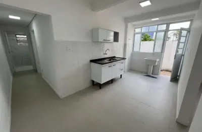 Apartamento térreo reformado com 3 dormitórios no Macuco em Santos por $ 375.000,00 mil