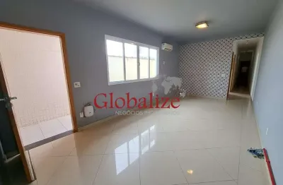 Casa Sobreposta Baixa à Venda com 3 quartos, 2 vagas, piscina, churrasqueira por R$1.150.000,00 no Boqueirão em Santos