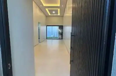 Ótima casa com suíte, garagem para dois carros e amplo terreno