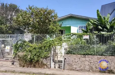 Império imóveis vende casa de madeira (em ipê), com três dormitór