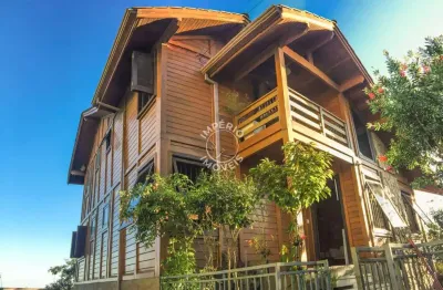 Excelente casa - 04 dormitórios, sendo 3 suites, 2 vagas de garagem