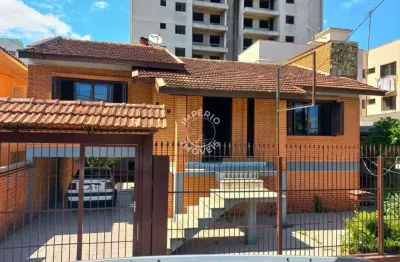 Casa 02 pavimentos - 03 dormitórios, 01 sendo suíte- localizada no bairro universitário.