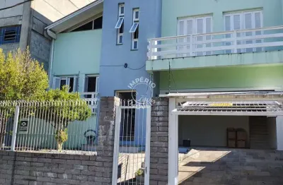 Casa 02 pavimentos - 03 dormitórios, 02 sendo suíte, 01 closet - cinquentenário