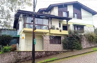 Bela casa de esquina, com 04 dormitórios, 01 sendo suíte, localizado no bairro cinquentenário.