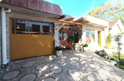 Casa - 03 dormitórios, 01 sendo suíte - localizado no bairro santa catarina.