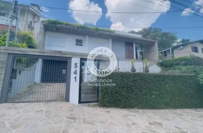 Excelente casa mobiliada, 04 dormitórios, sendo 01 suíte - localizada no Bairro Colina Sorriso - Caxias do Sul