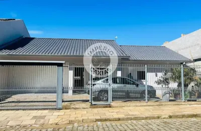 Casa semimobiliada - 03 dormitórios, sendo 01 suíte - localizada no Bairro São Luiz - Caxias do Sul - RS.