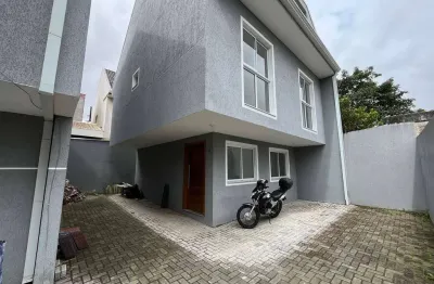 Sobrado de 138m² com suíte em condomínio fechado no xaxim