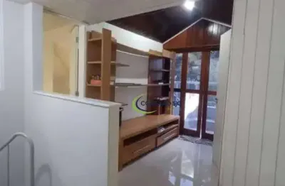 Sobrado em condomínio fechado com 5 dormitórios e 4 suítes e churrasqueira e vaga de garagem