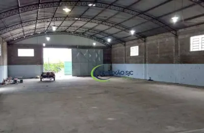Galpão com 780 metros de área construída com piso para carga elevada