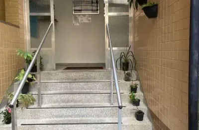 Kitnet na praia grande, frente mar, caiçara, mobiliada. R$ 170