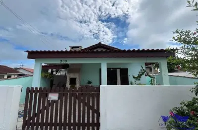 Casa no balneário nereidas: 2 dormitórios, churrasqueira e garagem coberta a apenas 3 quadras da praia