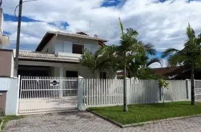 Maravilhoso sobrado com 4 quartos, piscina e amplo terreno.
