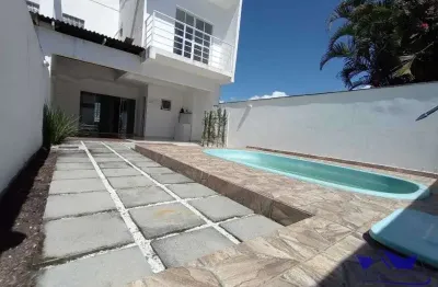 Sobrado no bairro nereidas: a 1 quadra do mar com piscina e churrasqueira!