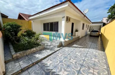 Casa à venda em Itanhaém-SP, no Balneário Gaivotas: 2 quartos, 2 salas, 1 banheiro, 5 vagas de garagem, 140m². Imperdível!