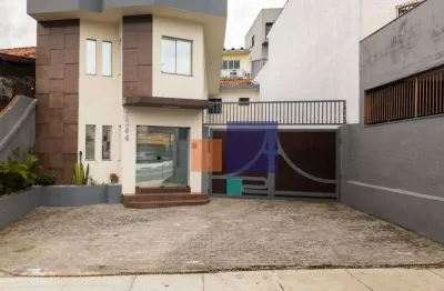 Prédio Comercial 240m² com 6 salas, 4 banheiros e 7 vagas - Vende-se em Interlagos