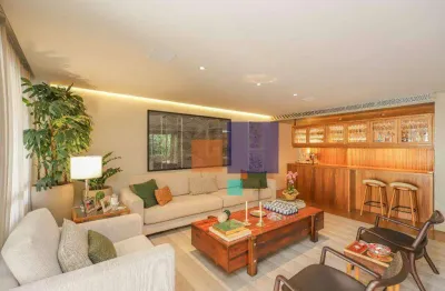 Casa Alto Padrão em Condomínio 1,100m² com 4 suítes, 6 vagas, piscina e adega - Vende-se no Morumbi