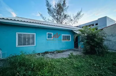 Casa linear 2 dormitórios  em condomínio frente a lagoa