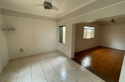 Casa Classica medio padrao a venda com 4 dormitorios no centro de Candido Mota SP