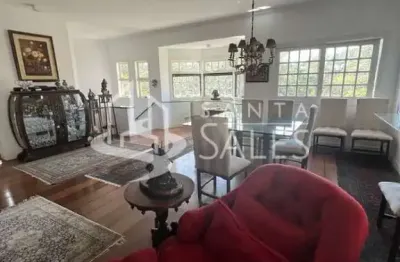 Casa em condomínio fechado, com apenas oito casas, 420 m², 3 vagas.