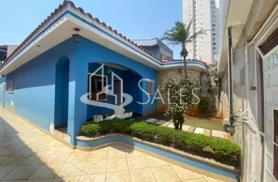 Casa térrea  com terreno de 400m², 3 suítes, quintal amplo e área de lazer com churrasqueira.