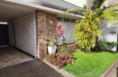 Casa à Venda no Bairro Ipiranga com 2 quartos sendo 1 Suíte, 1 escritório, edicula com banheiro, Churrasqueira e 5 vagas.