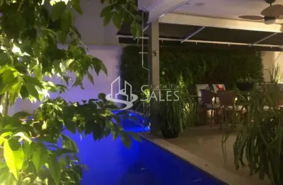 Casa em condomínio fechado com 382m² de área útil, 04 suítes.