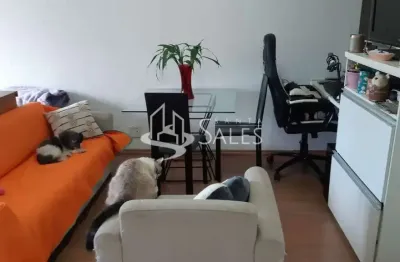 Kitnet reformada com uma vaga de garagem e repleta de armários embutidos.