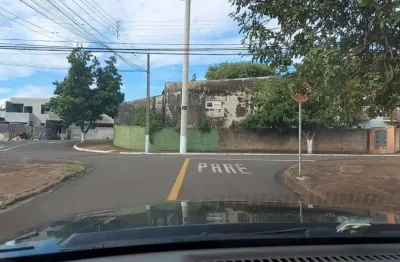 Imóvel a  venda   com um salão  e duas  casas  de esquina  ,terreno  519 m²