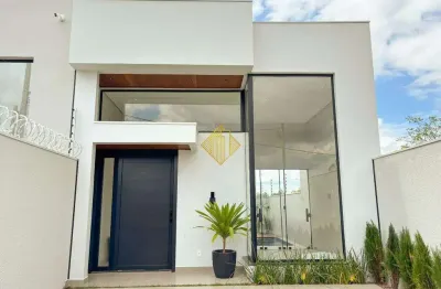 Casa com suíte mais dois quartos, piscina e automatização com alexa.