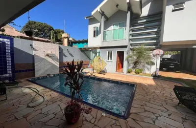 Sobrado de alto padrão com piscina localizado no centro de toledo- parana