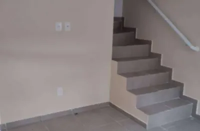 Casa assobradada em condominio 02 dormitorios - jd.imperador/praia grande-sp
