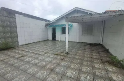 Vendo casa no samambaia com 02 dormitórios e quintal com 04 vagas de garagem, em ótima localização.