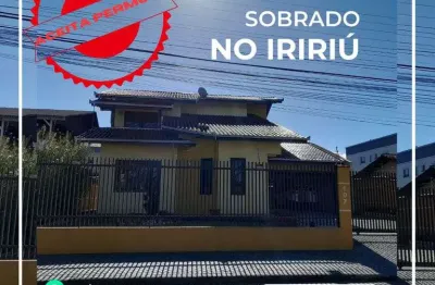 Excelente sobrado no iririú com 197m², em ótima localização