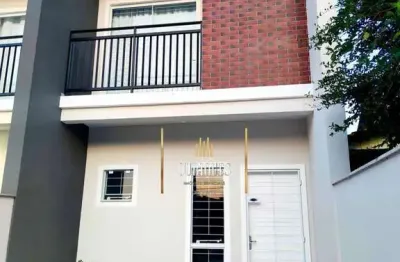 Sobrado geminado com 68m², possui 2 quartos e espaço para 2 veículos.