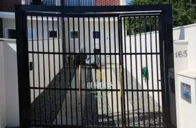 Sobrado geminado com 68m², possui 2 quartos e espaço para 2 veículos.