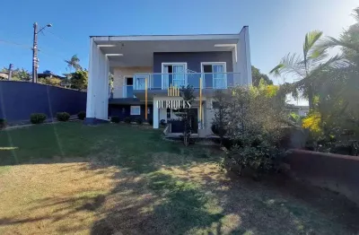 Sobrado com 154m², possui 3 quartos e 2 vagas cobertas.