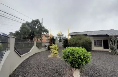 Casa plana de esquina com piscina, possui 3 quartos. aceita permuta por apto.