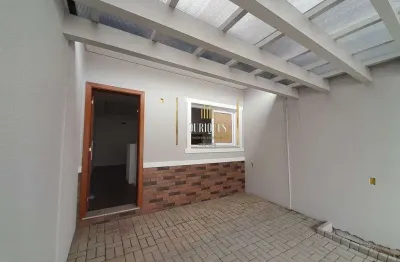 Geminado planta baixa com 70m², possui 2 suítes e 2 vagas de garagem.