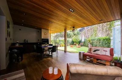 Casa sobrado á venda em pinheiros, 4 quartos, 1 suíte, 5 vagas de garagem.