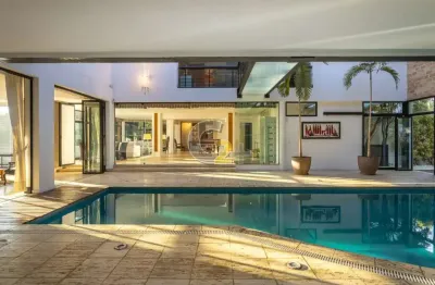 Casa á venda no Alto de Pinheiros, 4 suítes e 8 vagas de garagem