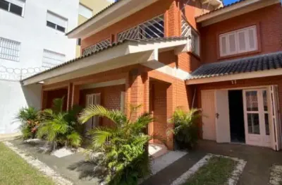 Excelente sobrado, com 4 dorm. no centro de tramandaí-rs