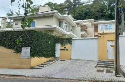 Casa com 3 quartos para alugar na Rua Recife, 1194, América, Joinville