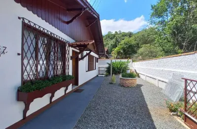 Casa com 4 quartos para alugar na Rua Criciúma, 647, América, Joinville