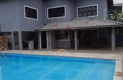 Casa de Condomínio com 03 dormitórios, piscina, churrasqueira.