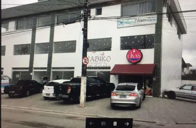 Apartamento kit ou sala comercial, localizada no 2º pavimento.