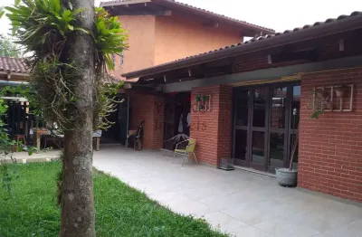 Excelente casa com 06 dorm, 02 suítes, 05 vagas a 100m da praia